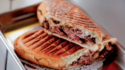 thumbnail - S52:E7 Triple D Nation: Street Food, Sandwiches and Soup