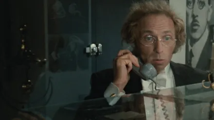 LE GRAND BLOND AVEC UNE CHAUSSURE NOIRE