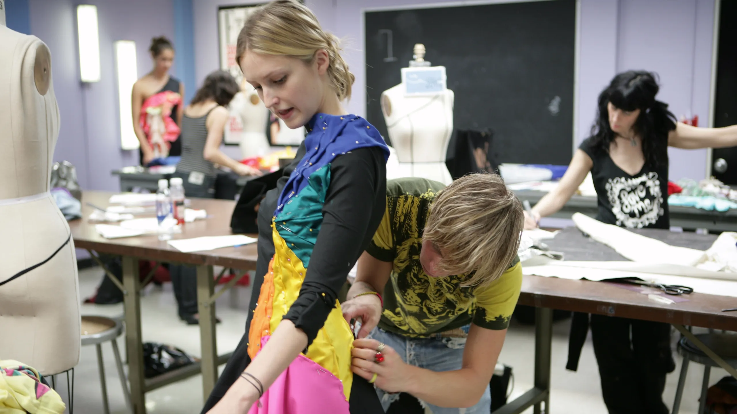 thumbnail - S5:E3 Bright Lights/Big City