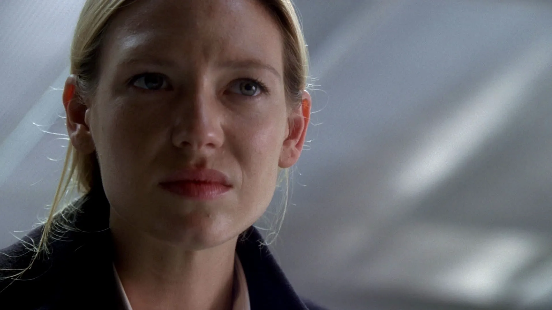 thumbnail - S2:E17 Olivia. In the Lab. With the Revolver. en Español