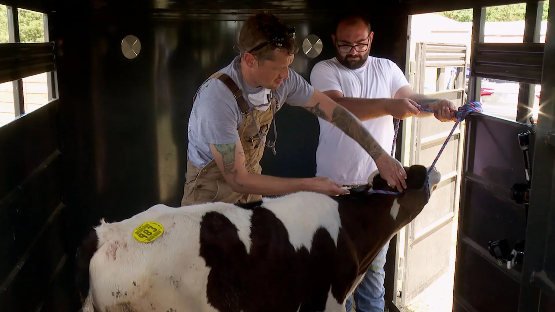 thumbnail - S19:E1 The Magic Touch
