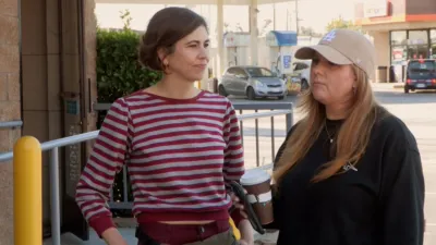 thumbnail - S16:E2 One Man's Trash...Is Lisa's Trash