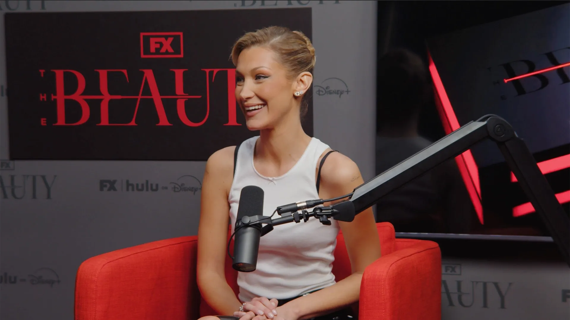 thumbnail - S1：第1話「The Beauty Podcast Episode 1: Bella Hadid」