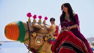 thumbnail - S2:E6 Kim Takes Dubai