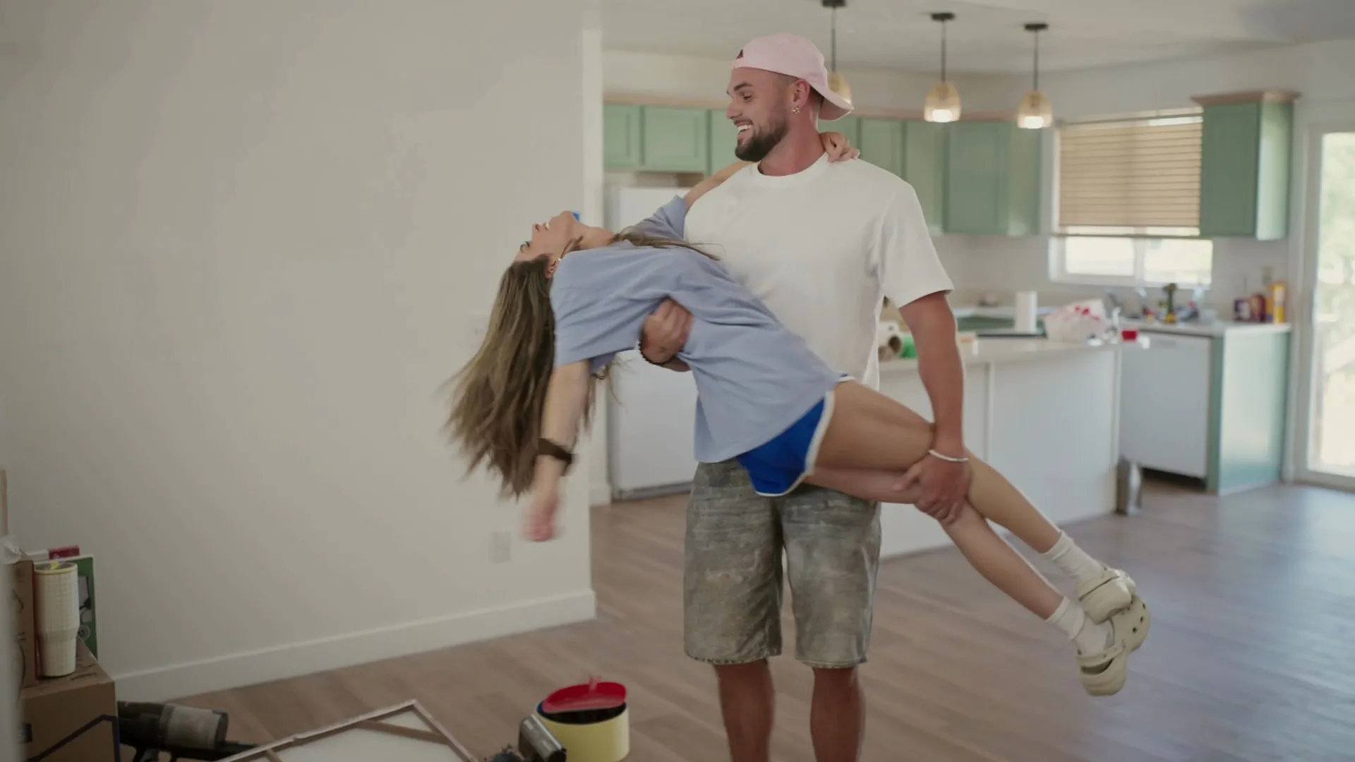 thumbnail - S4:E1 The Book of Taking Flight