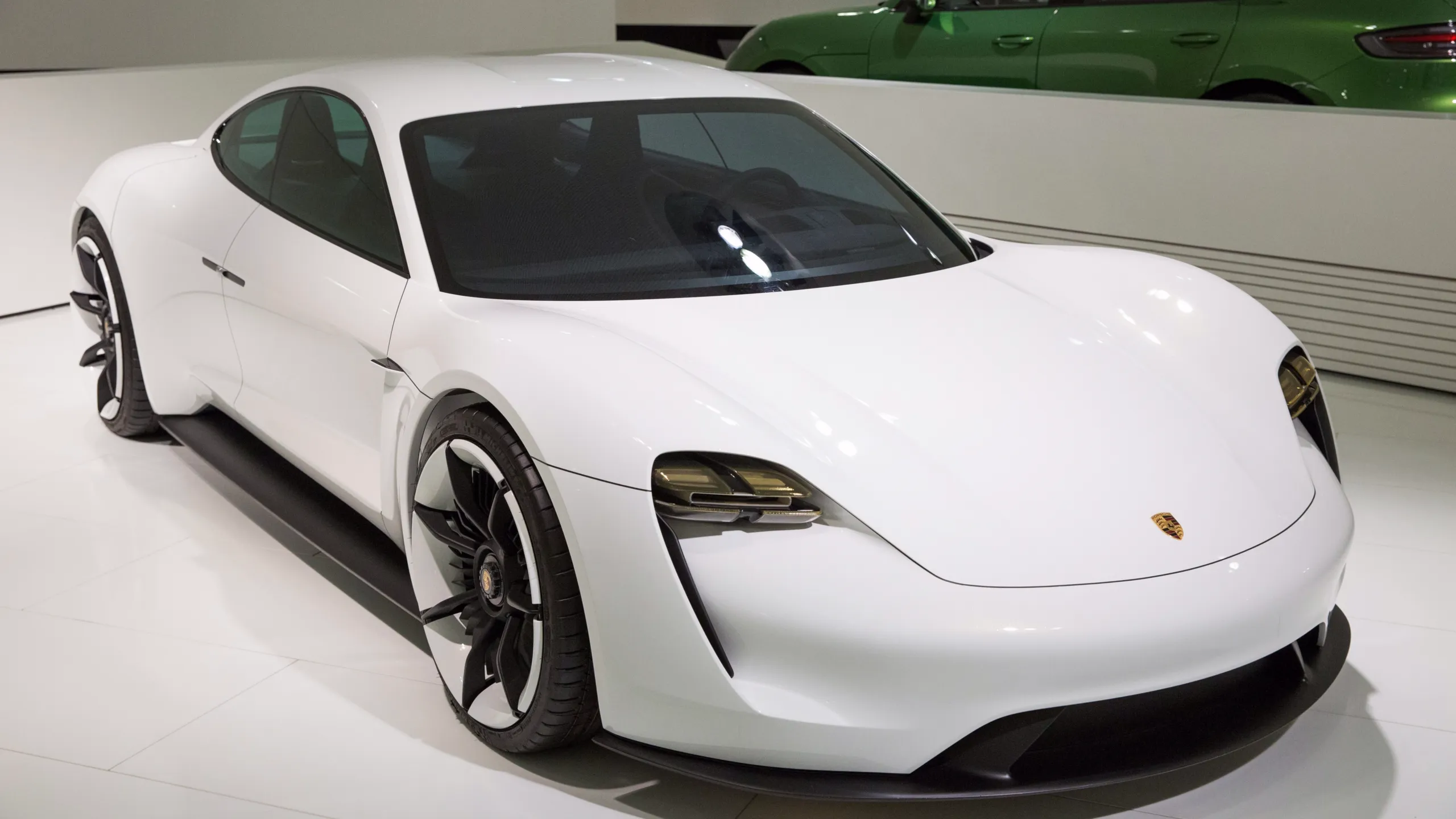 thumbnail - الموسم 1: الحلقة 6 "بورش تايكان"