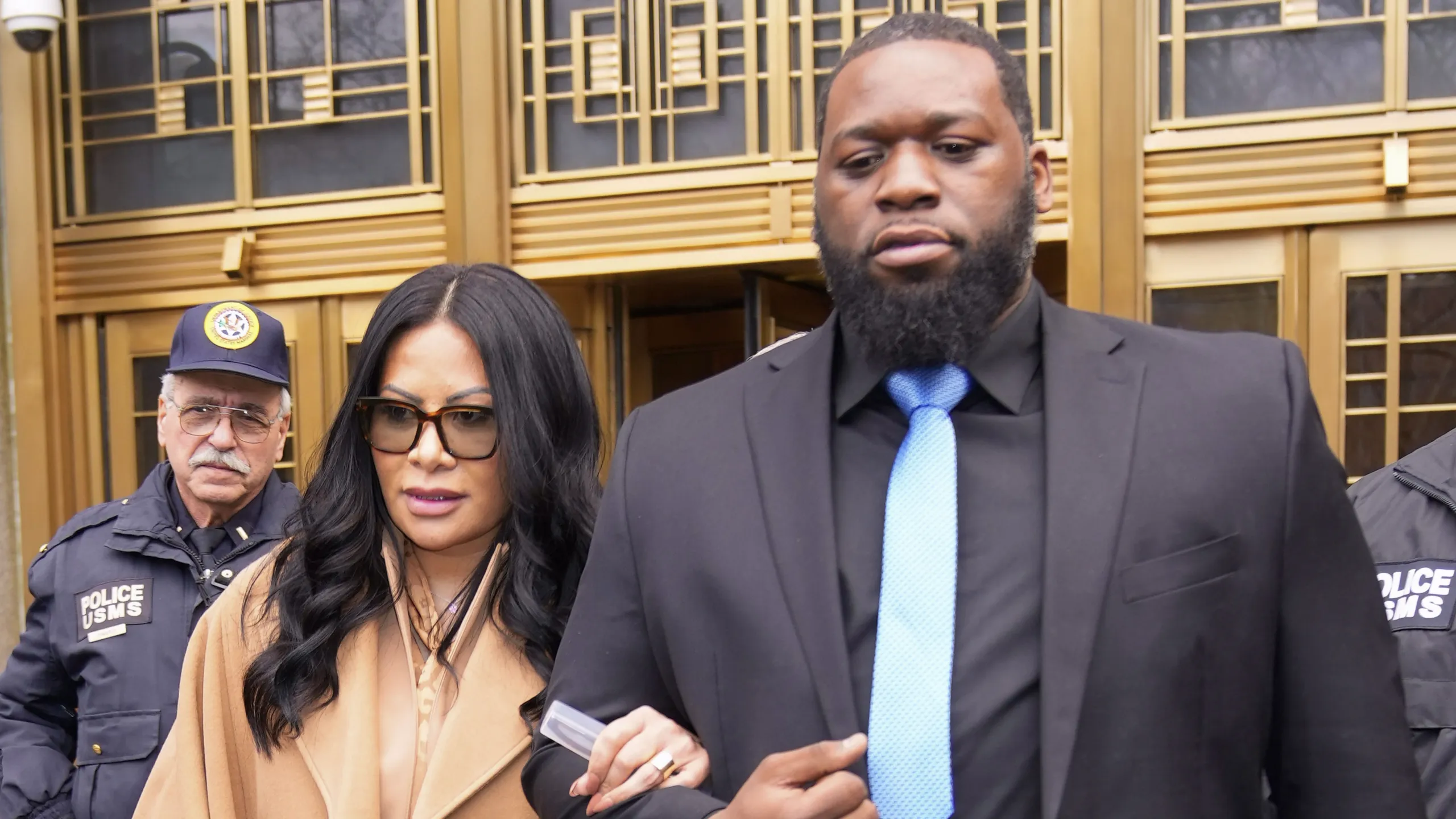 thumbnail - S1:E4 Housewives Gone Bad