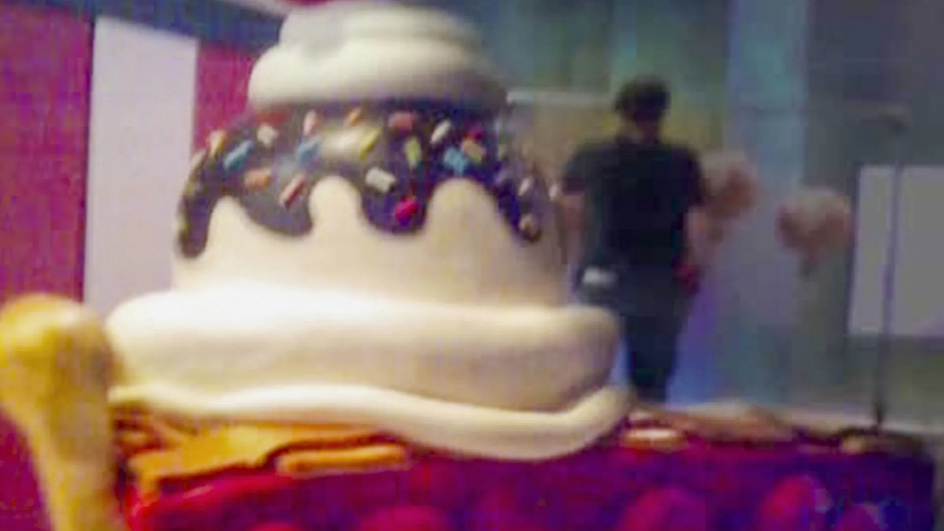 thumbnail - S8:E3 Duff Bakes for Oprah