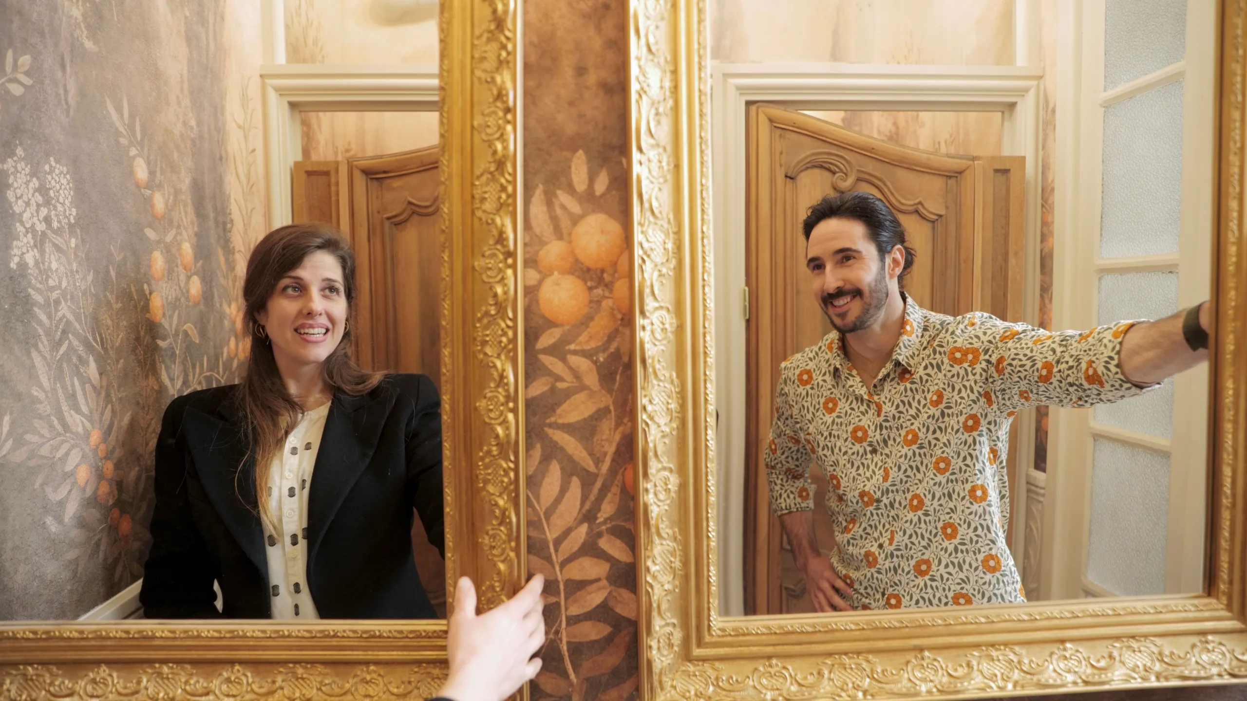 thumbnail - S2:E3 The Powder Rooms: Royal Flush