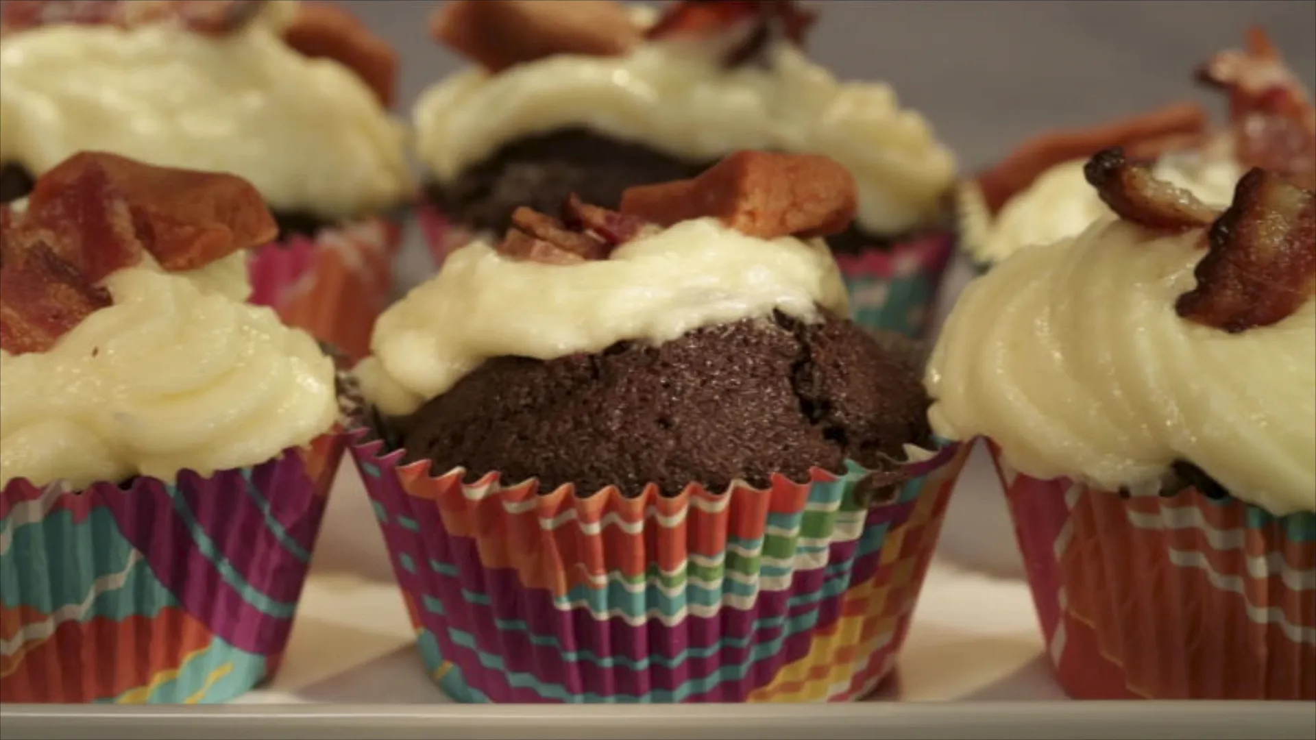 thumbnail - S6:E1 Bakin' With Bacon
