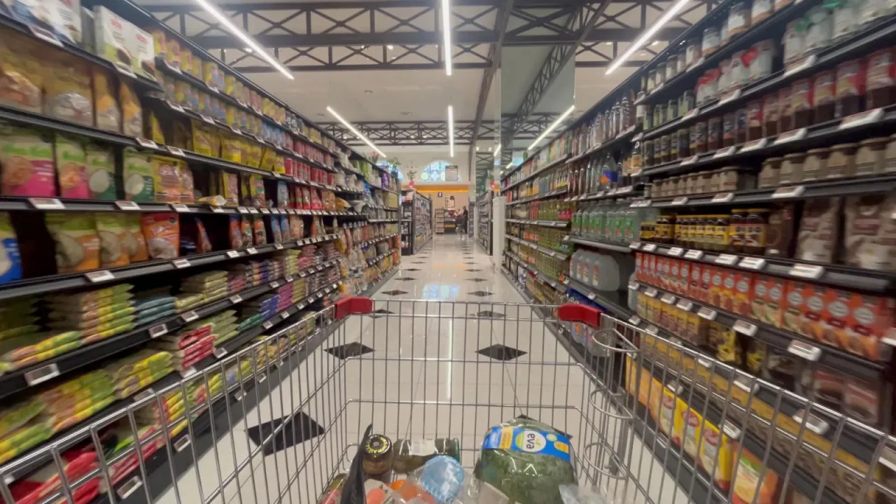 thumbnail - Americans reveal increasing dissatisfaction with rising grocery bills in poll