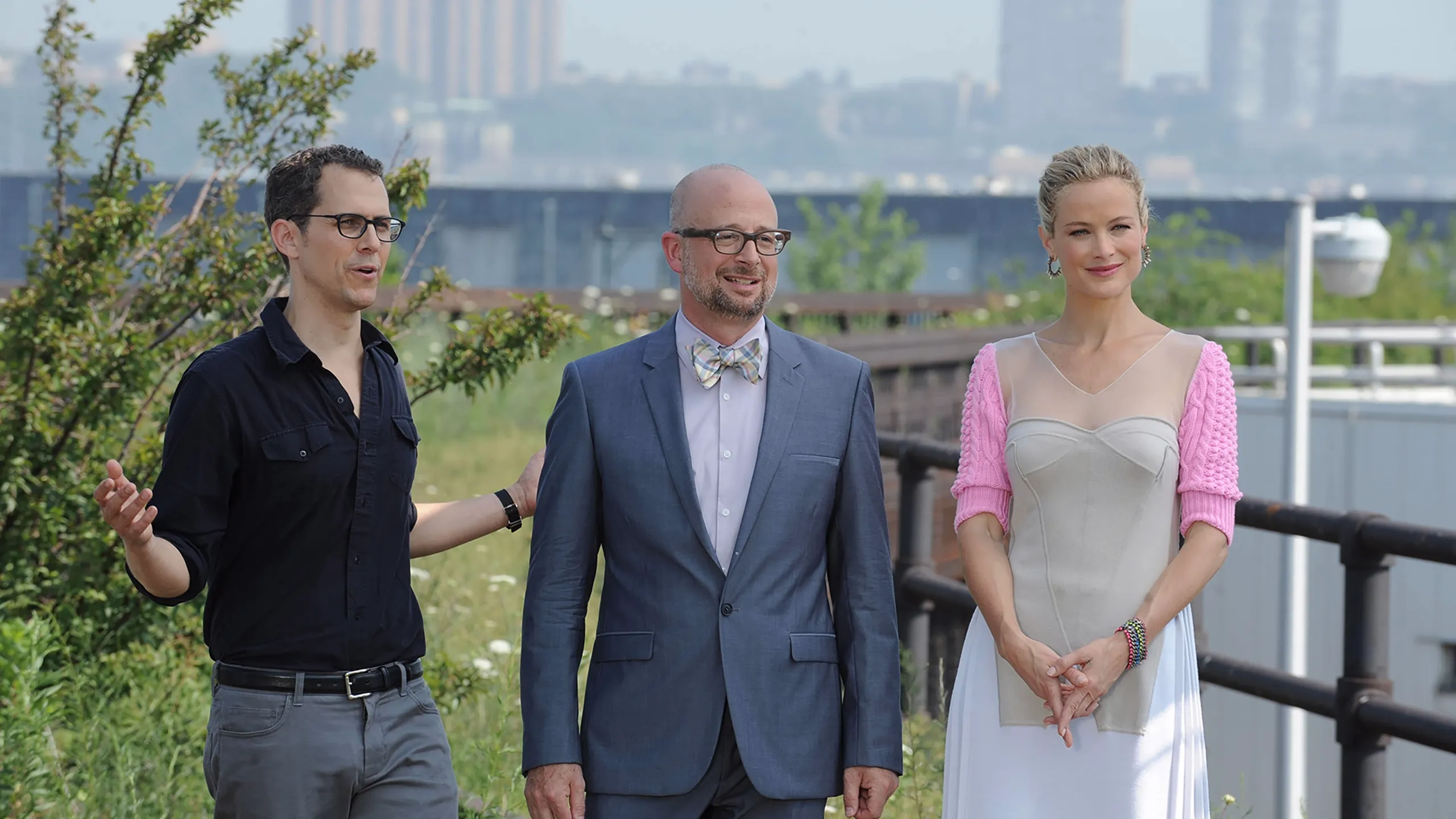 thumbnail - S2:E6 Green Dress for the Red Carpet