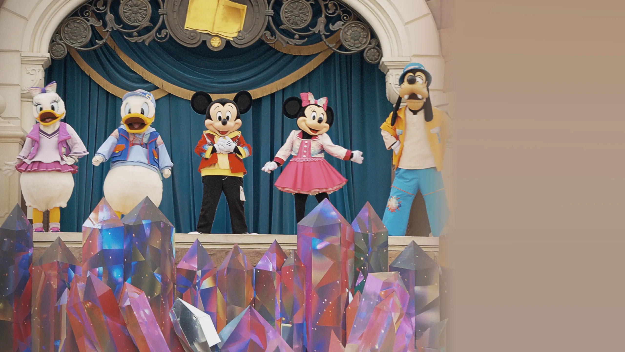 ‪Disney+ Insider: Shanghai Disney Resort 10th Anniversary Celebration‬