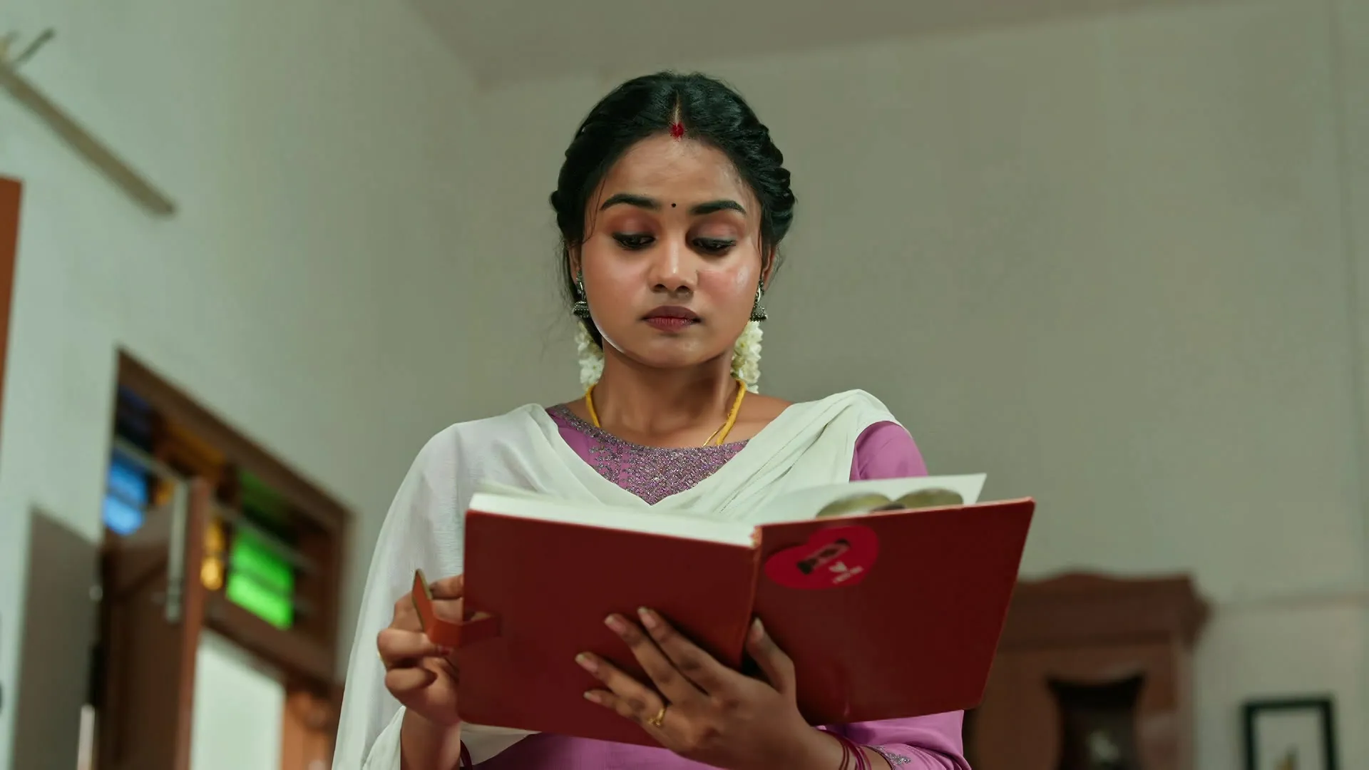 thumbnail - S1:E73 Karthik's Diary Breaks Kasthuri