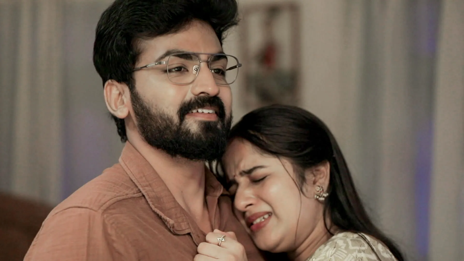 thumbnail - S1:E627 Kanmani Hugs Anbu in Fear