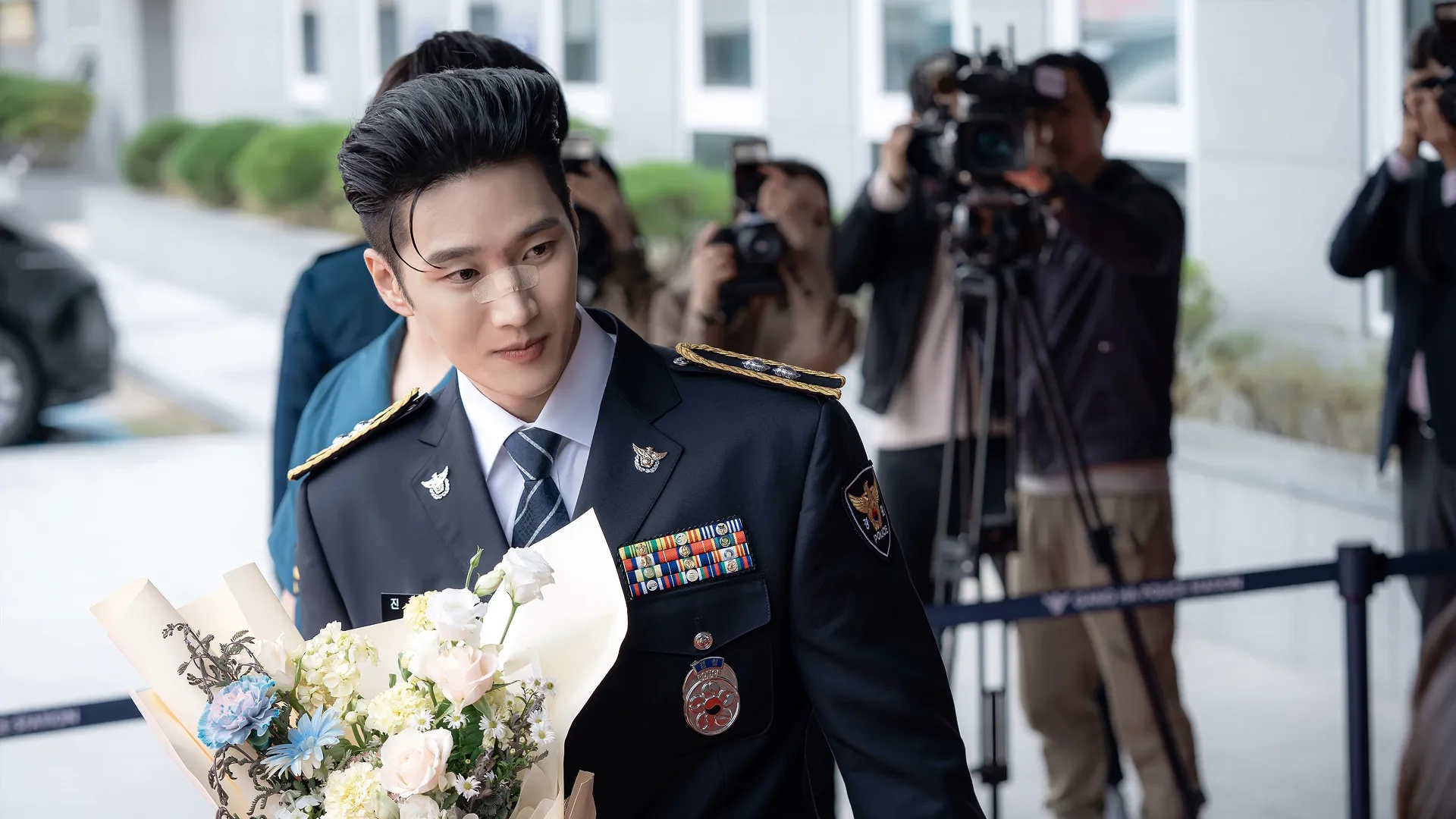 This image features actor Ahn Bo-hyun playing the lead character Jin I-soo in the 2024 action-comedy drama Flex X Cop.