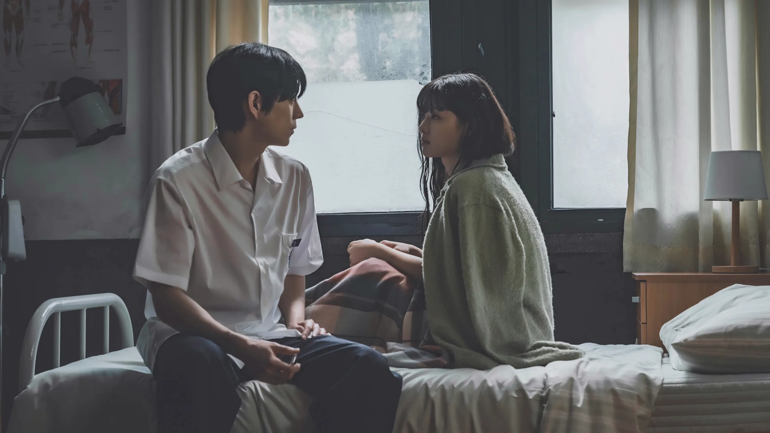  保健室で向かい合う『親愛なるX』のペク・アジン（キム・ユジョン）とユン・ジュンソ（キム・ヨンデ）