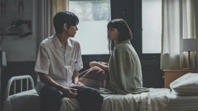  保健室で向かい合う『親愛なるX』のペク・アジン（キム・ユジョン）とユン・ジュンソ（キム・ヨンデ）