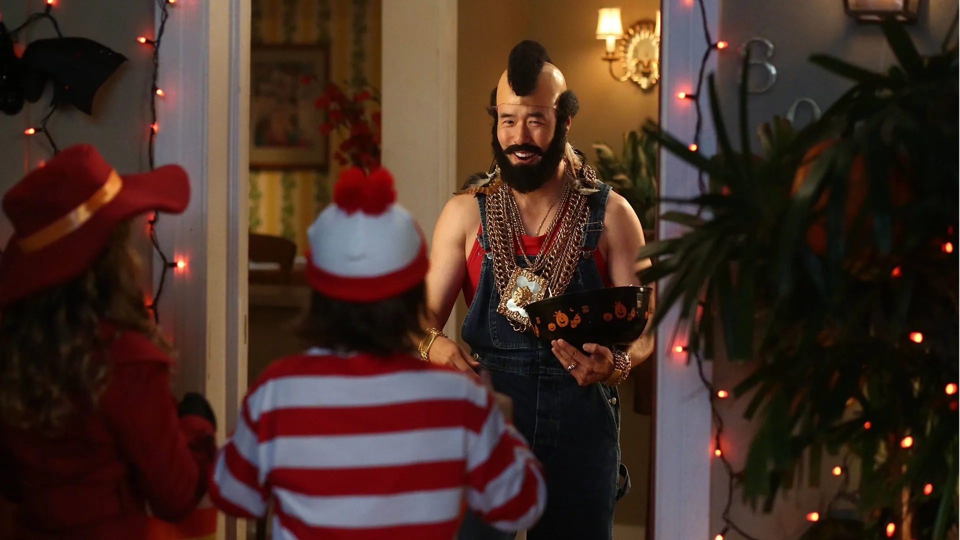 Louis Huang (Randall Park) in the "Miracle on Dead Street" episode of Fresh Off the Boat