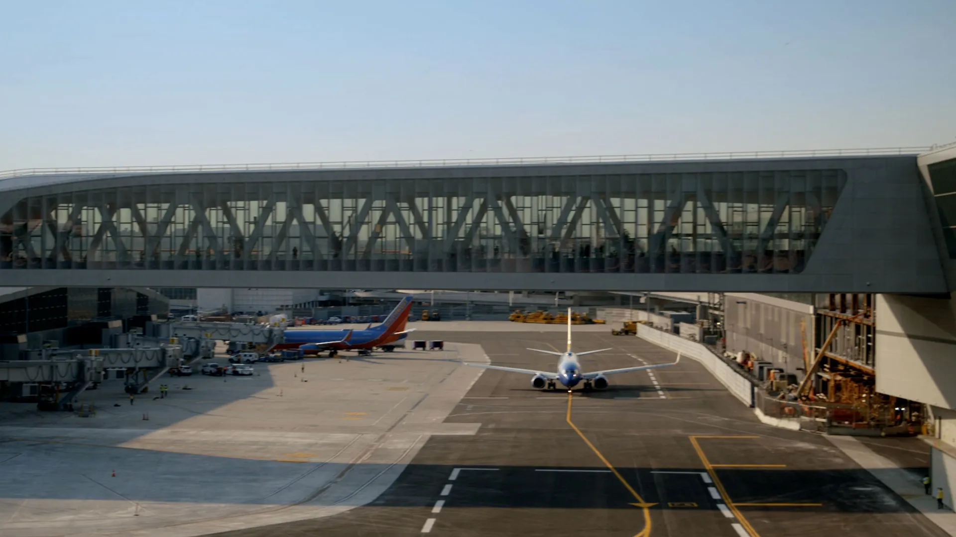 thumbnail - S1:E3 Moving Passengers and Planes