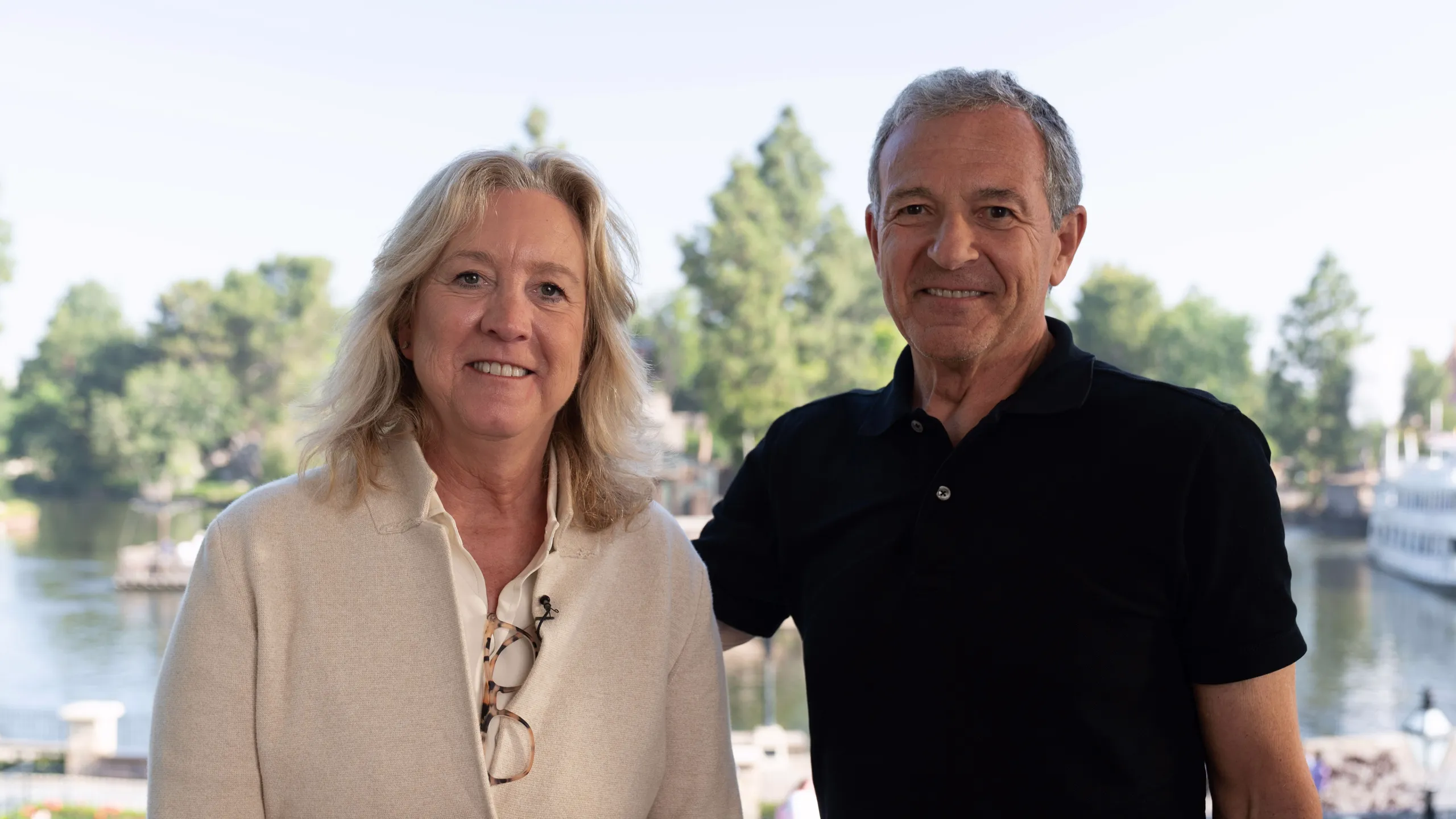 Leslie Iwerks com o CEO da Disney, Bob Iger, em Disney Worldbuilders.