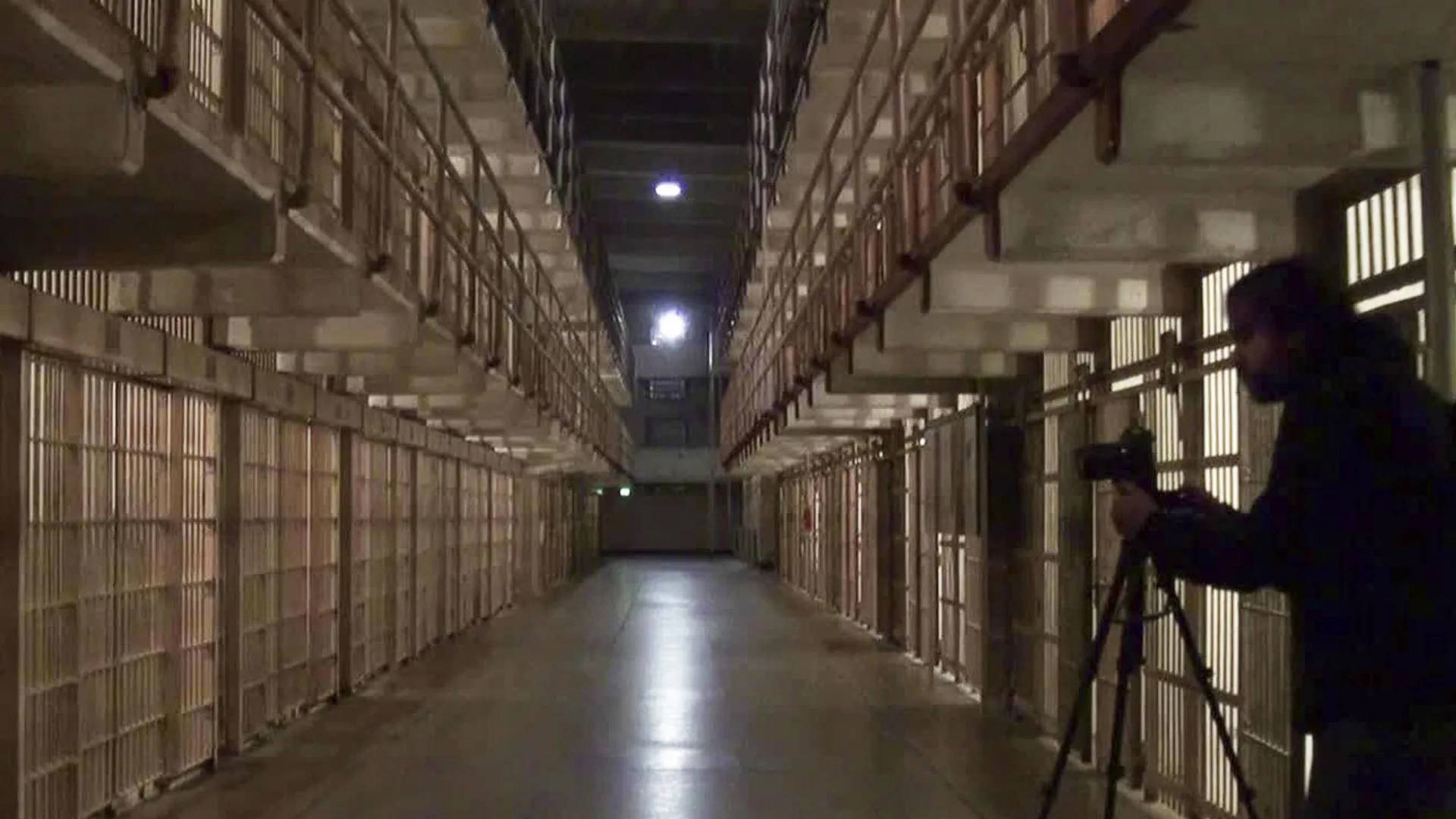 thumbnail - S9:E8 Alcatraz