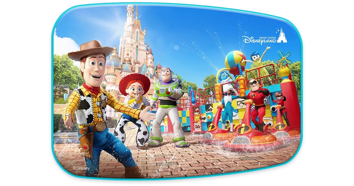 香港ディズニーランドのカラフルなウォータープレイグラウンドで、ウッディ、ジェシー、バズ・ライトイヤー、ヨロコビ、インクレディブル・ファミリーのキャラクターたちが楽しむ様子。背景にはお城と青空が広がっている。