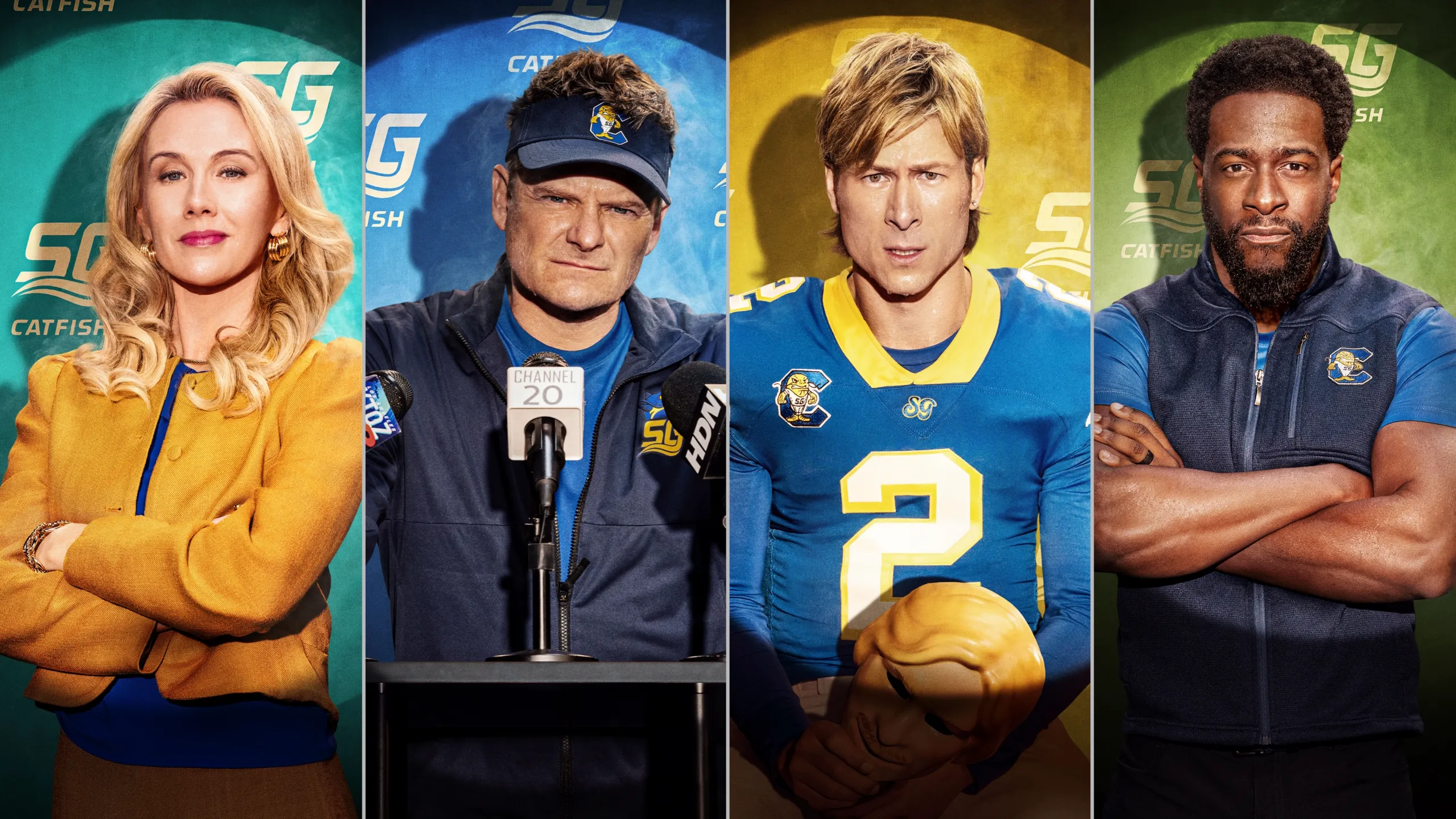 Da esquerda para a direita, quatro personagens de Chad Powers: Tricia Yeager (Wynn Everett) está de pé e vestindo um blazer amarelo; o técnico Jake Hudson (Steve Zahn) fala com veemência ao microfone; Chad Powers (Glen Powell) olha fixamente para a frente; e o técnico Byrd (Quentin Plair)
