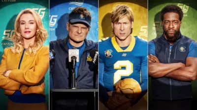 Da esquerda para a direita, quatro personagens de Chad Powers: Tricia Yeager (Wynn Everett) está de pé e vestindo um blazer amarelo; o técnico Jake Hudson (Steve Zahn) fala com veemência ao microfone; Chad Powers (Glen Powell) olha fixamente para a frente; e o técnico Byrd (Quentin Plair)
