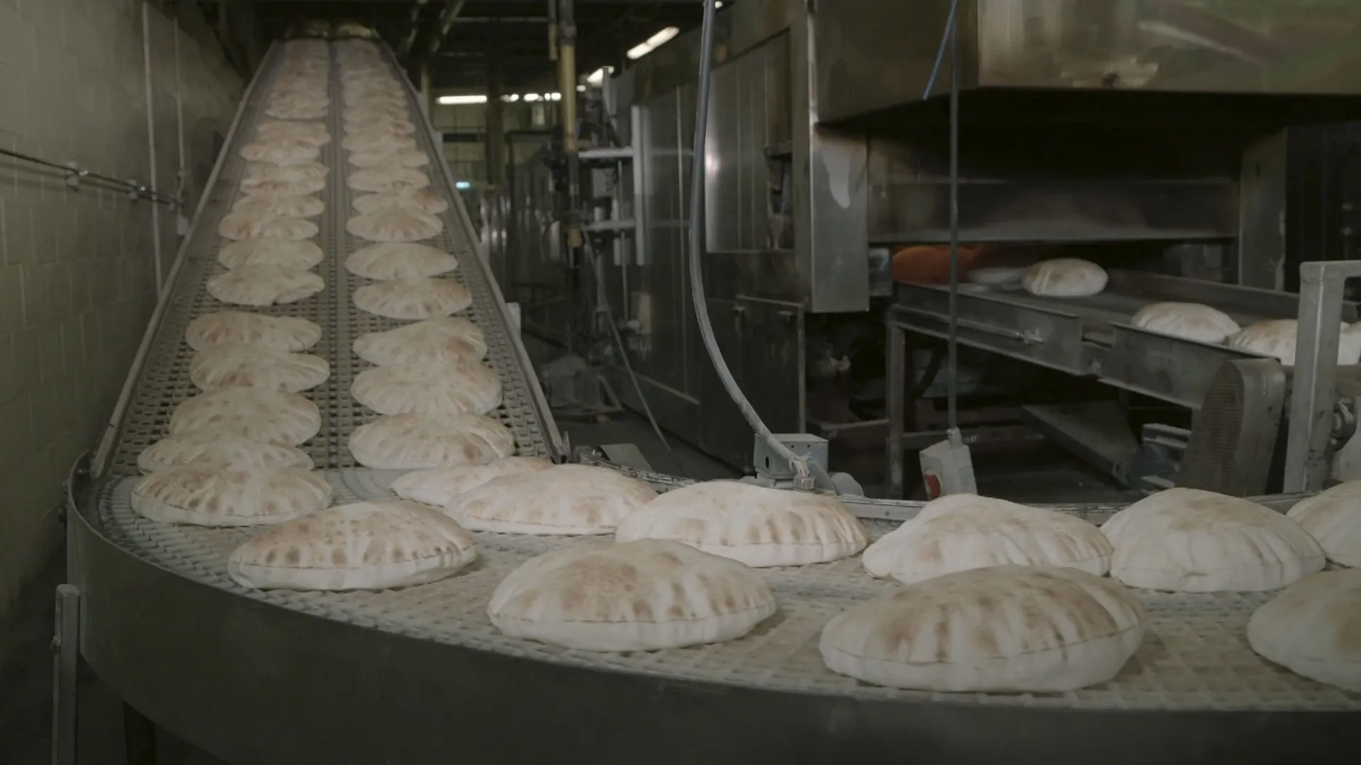 thumbnail - S24:E2 Spiral Stairs, Pita Bread