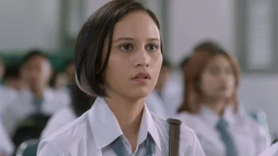 thumbnail - S1:E3 Everyone Has a Secret