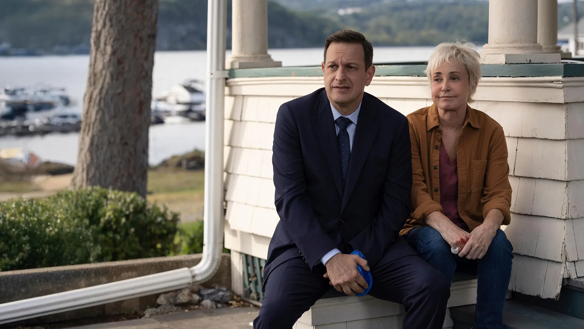 Josh Charles and Annie Potts as Dr. Martin Best and Aunt Sarah in Best Medicine