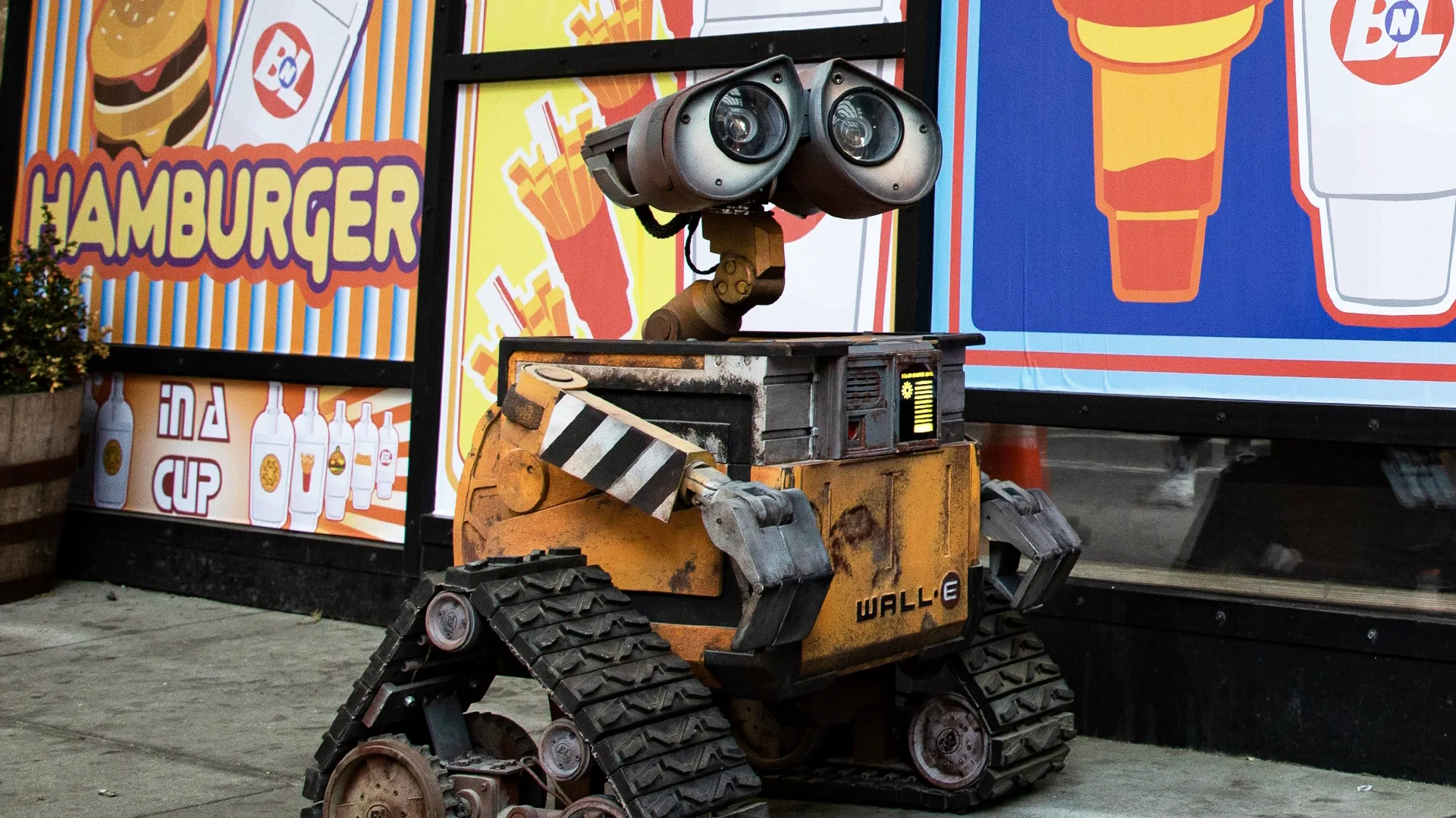 thumbnail - S1:E10 Wall-E: Magazin pop-up BNL