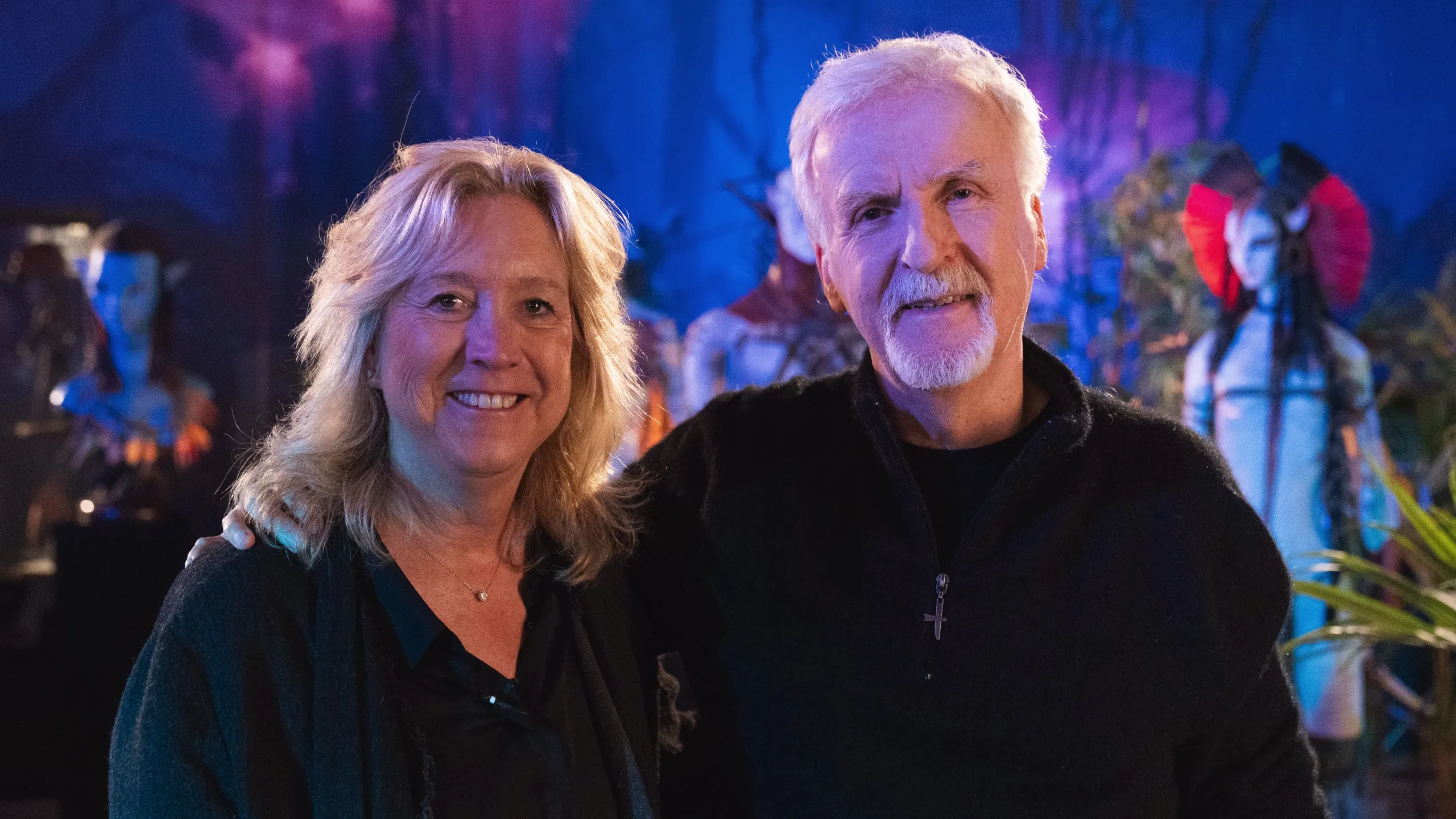 Leslie Iwerks com o diretor de Avatar, James Cameron, em Disney Worldbuilders.