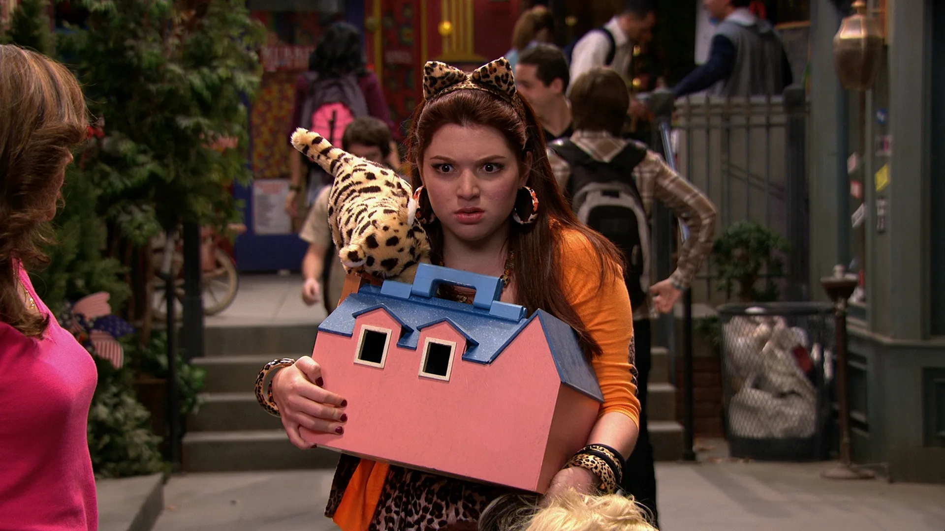 thumbnail - S3:E6 Doll House