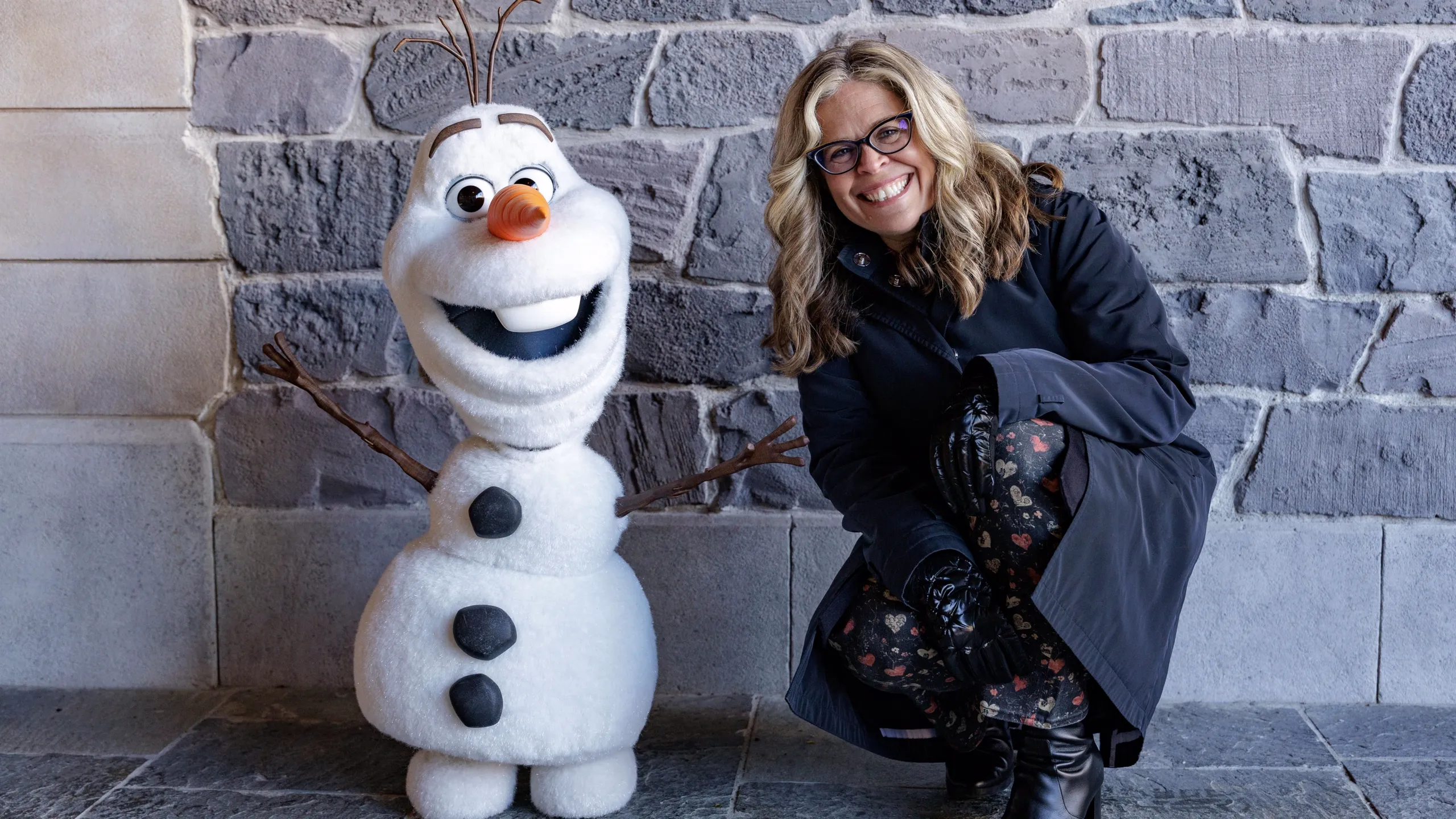 Jennifer Lee com um animatrônico de Olaf em Disney Worldbuilders.