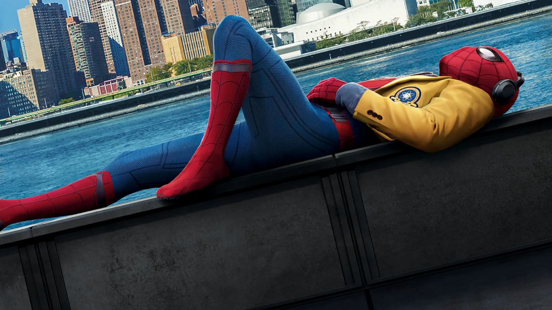 This image is a promotional poster for the 2017 Marvel Studios film Spider-Man: Homecoming.