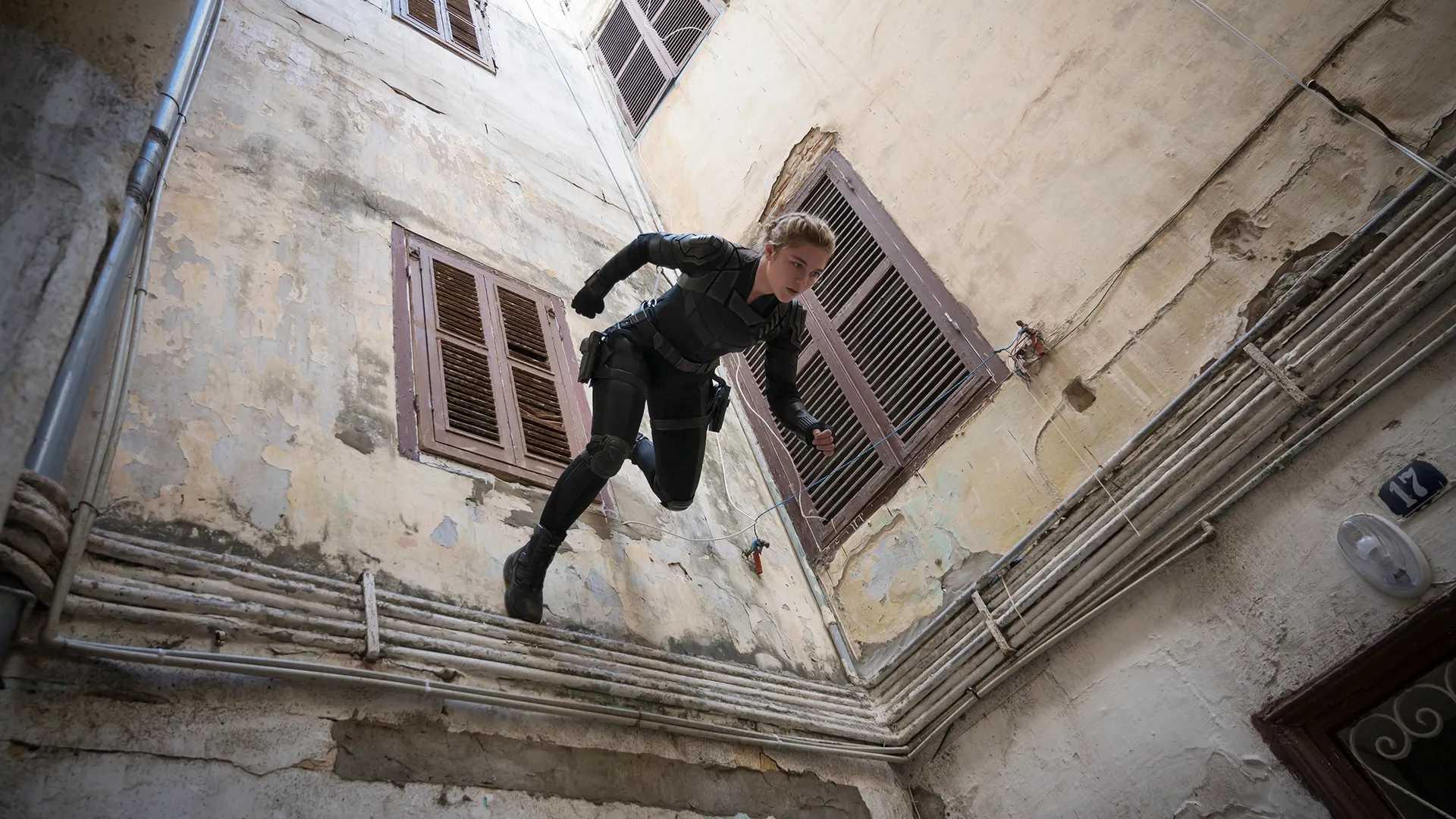 Yelena (Florence Pugh) corre por una pared en Black Widow.