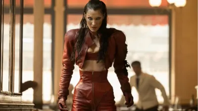 FX『ザ・ビューティー 美の代償』で赤いレザ―の服を着ているルビー（ベラ・ハディッド）