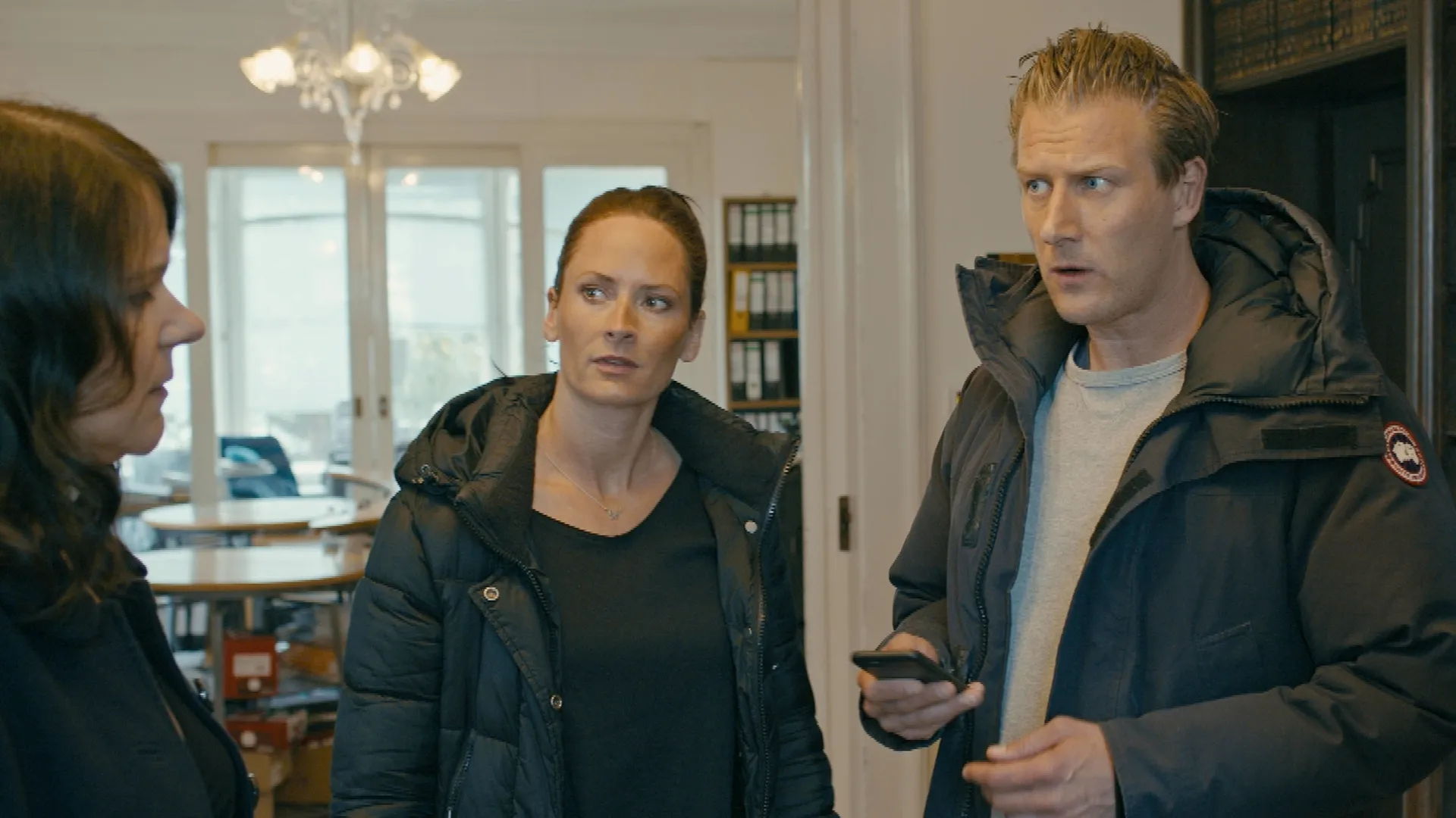 thumbnail - S1:E1 Hinter verschlossenen Türen