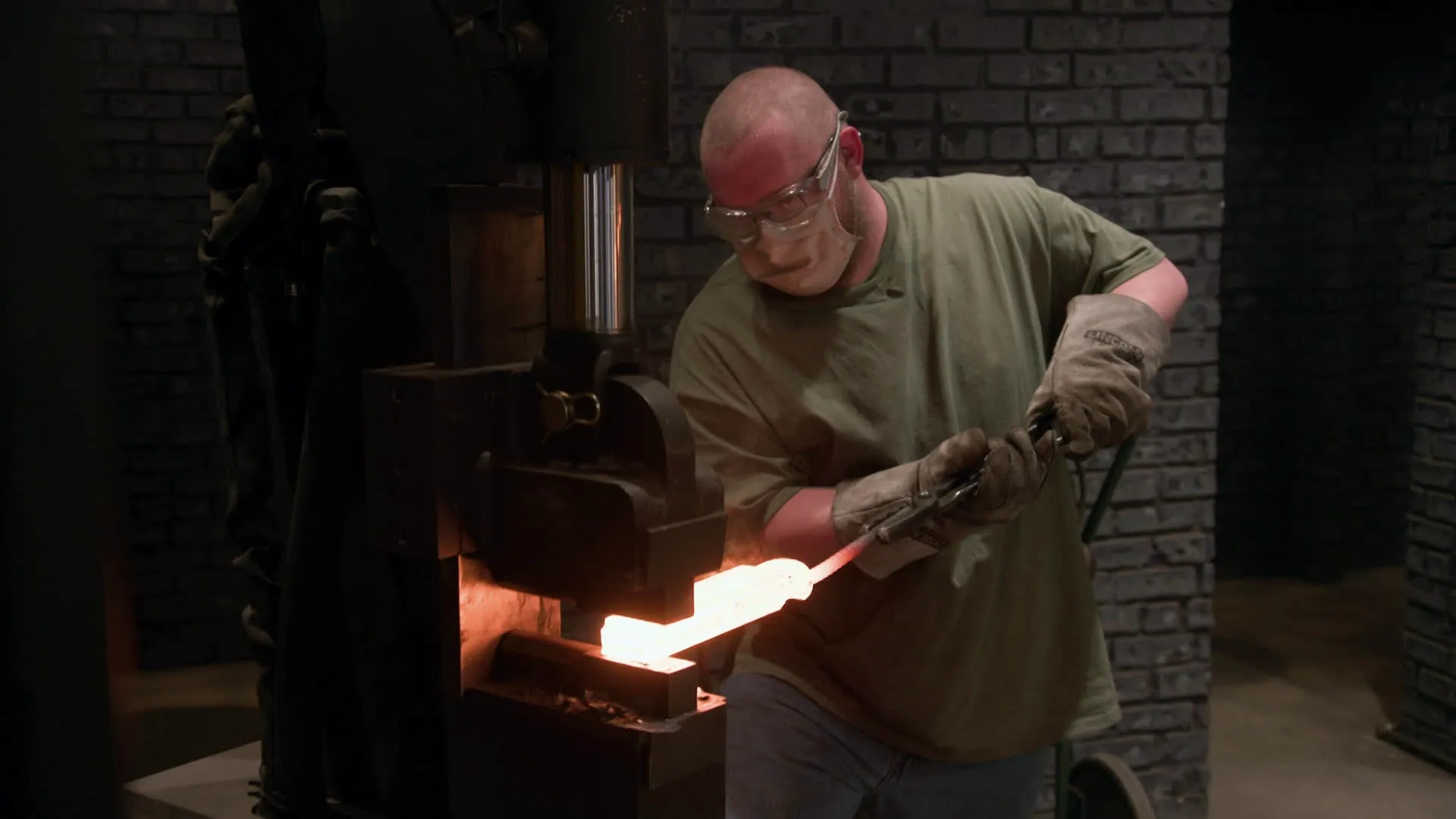 thumbnail - S9:E23 Supersized Elephant Swords