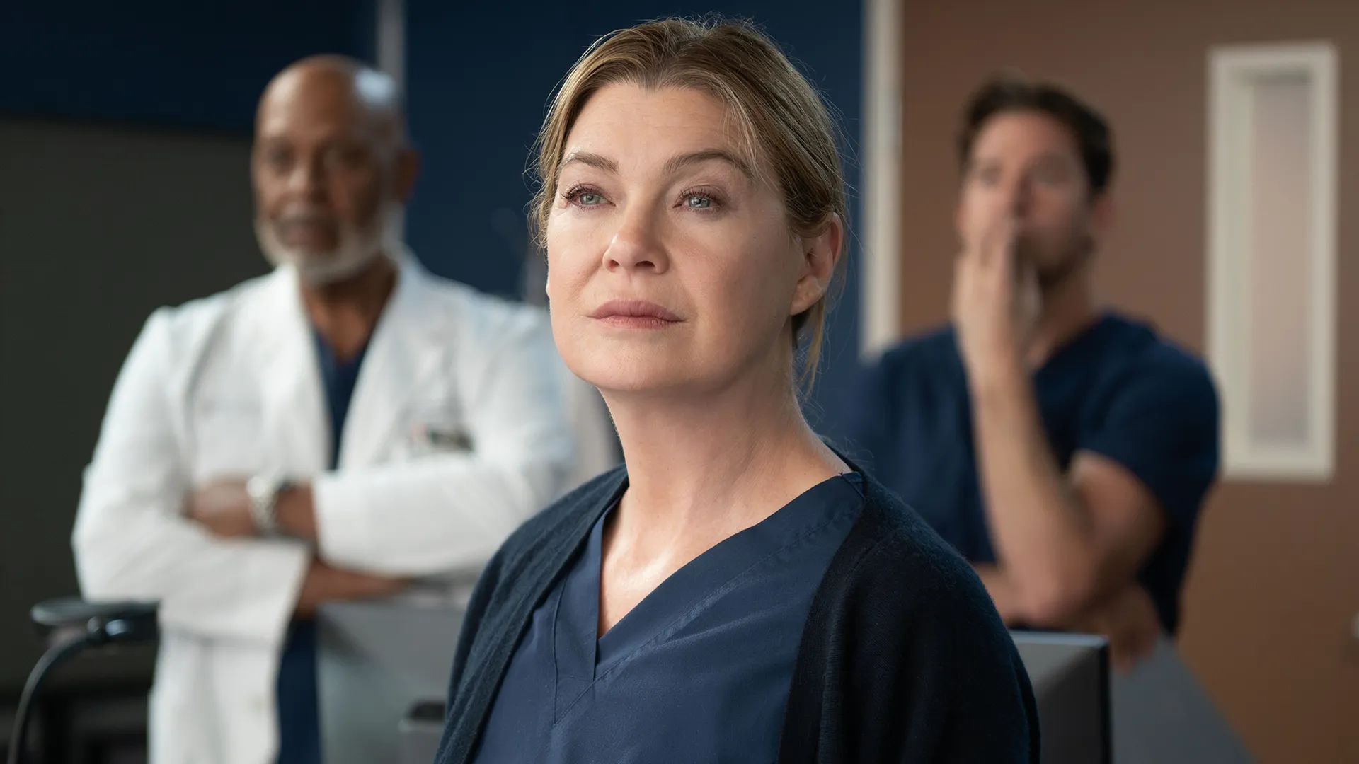 Meredith Grey (Ellen Pompeo) in hospital scrubs.