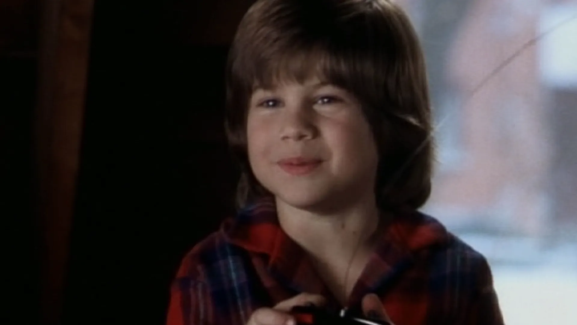 アレックス・プルイット（アレックス・D・リンツ）が、ラジコンカーのコントローラーを手にいたずらっぽい表情をしている