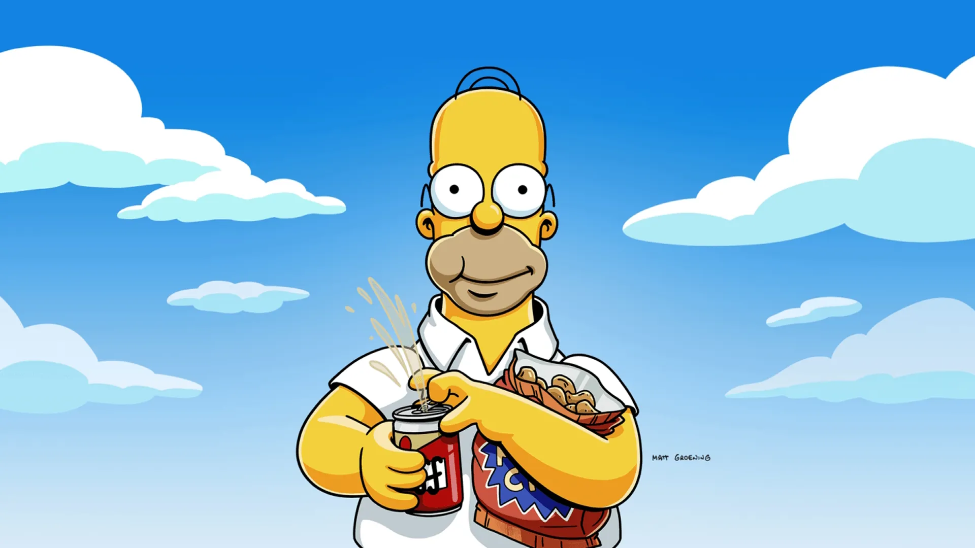 Homer Simpson sorri ao abrir uma lata de cerveja Duff e segura um pacote de batatas fritas contra um céu azul com nuvens brancas e fofas.