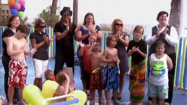 thumbnail - S3:E8 Bikini Day Care