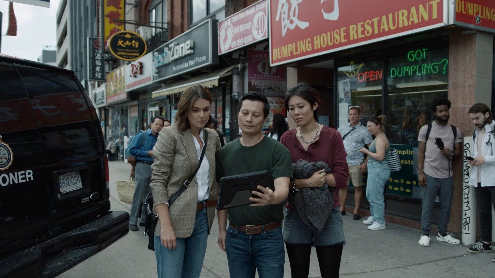 thumbnail - S4:E3 Neighbourhood Watch