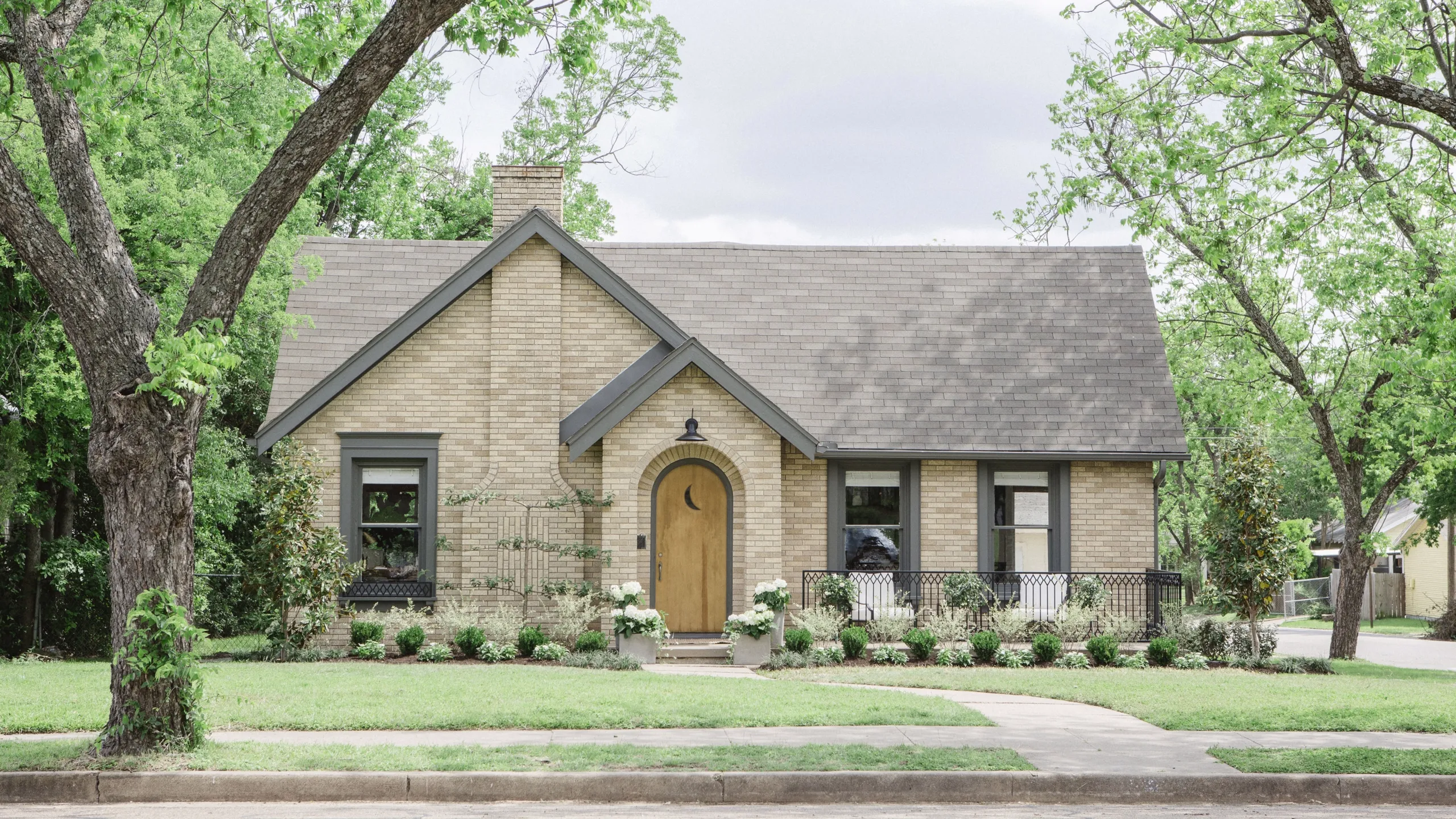 thumbnail - S5:E1 Austin Couple Finds Waco Charm