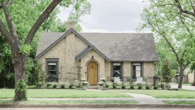 thumbnail - S5:E1 Austin Couple Finds Waco Charm