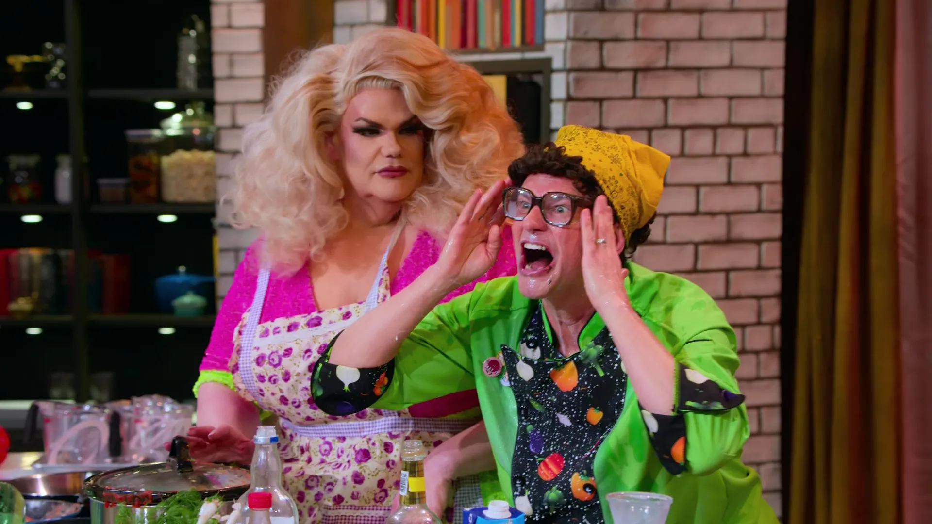 thumbnail - S1:E6 Tupperware Party