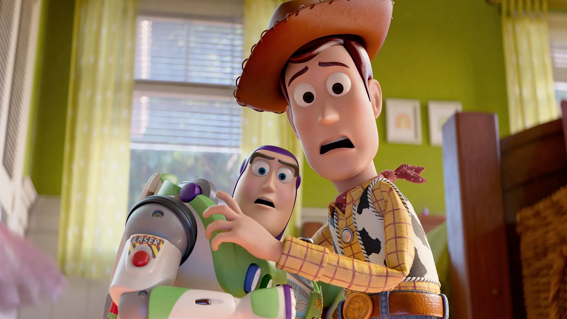 Una imagen promocional oficial de Toy Story 5 de Disney y Pixar muestra a Woody (Tom Hanks) y Buzz Lightyear (Tim Allen) juntos en una habitación, con expresiones de asombro y alarma